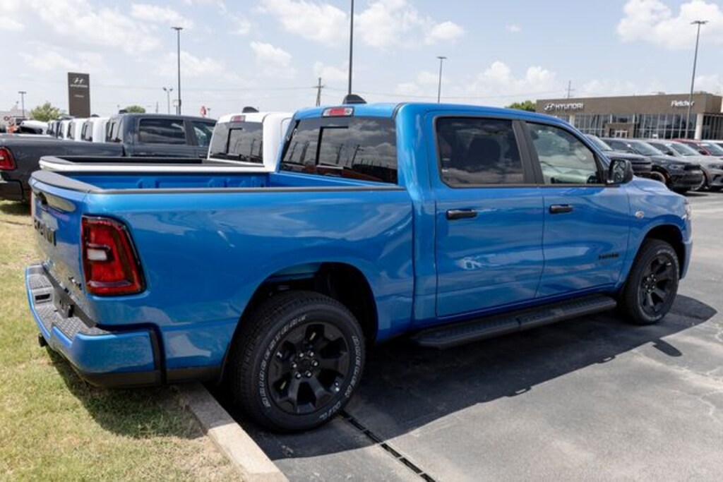 New 2026 Ram 1500 EXPRESS CREW CAB 4X4 5'7 BOX Pickup