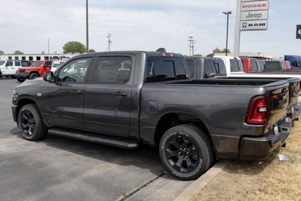 New 2026 Ram 1500 EXPRESS CREW CAB 4X4 5'7 BOX Pickup