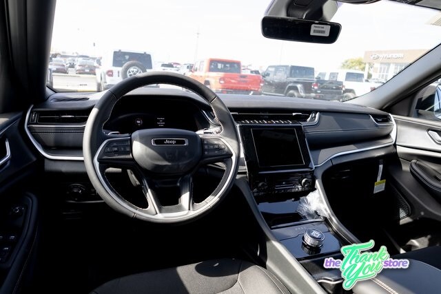 2025 Jeep Grand Cherokee Laredo photo 2