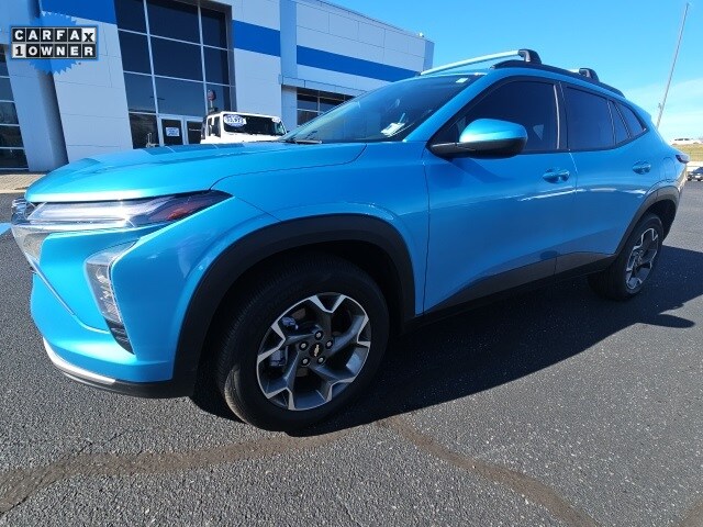 2025 Chevrolet Trax LT photo 2