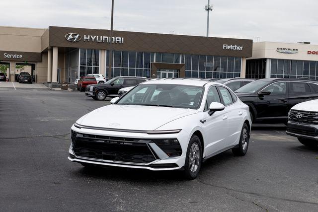 2026 Hyundai Sonata SE's photo