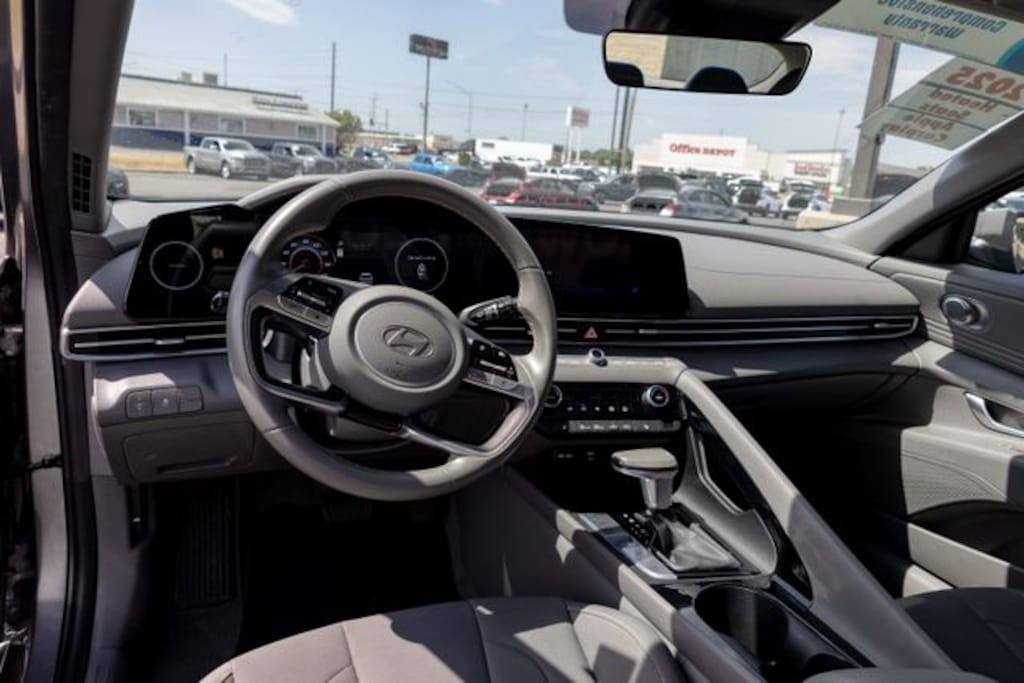 Used 2025 Hyundai Elantra SEL Convenience Sedan