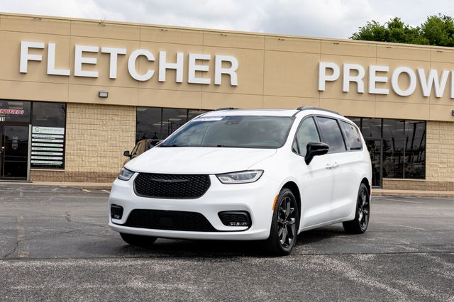 2025 Chrysler Pacifica Limited's photo