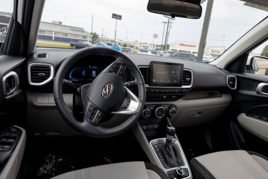 Used 2024 Hyundai Venue SEL SUV