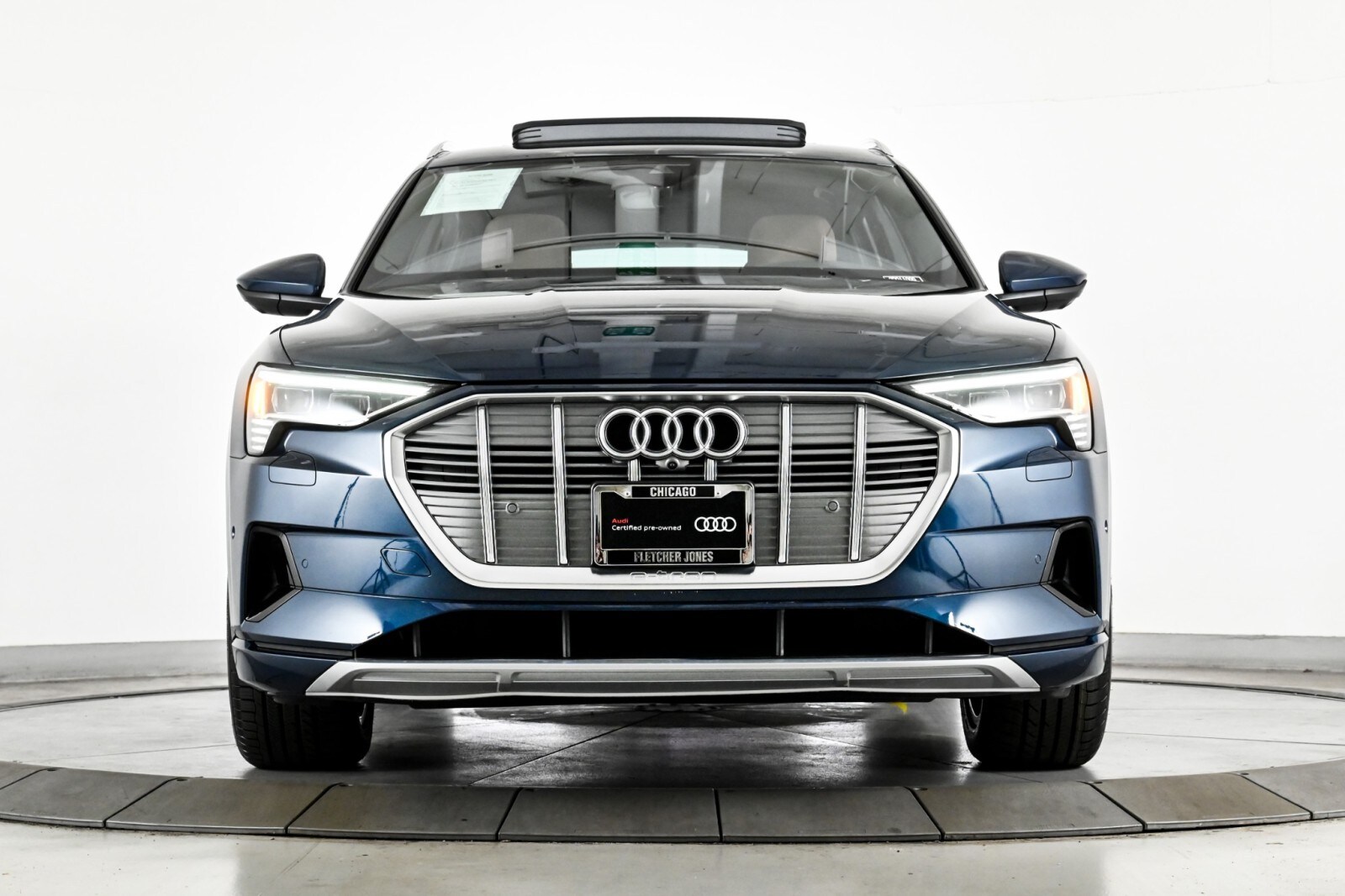 2022 Audi e-tron Premium Plus photo 2