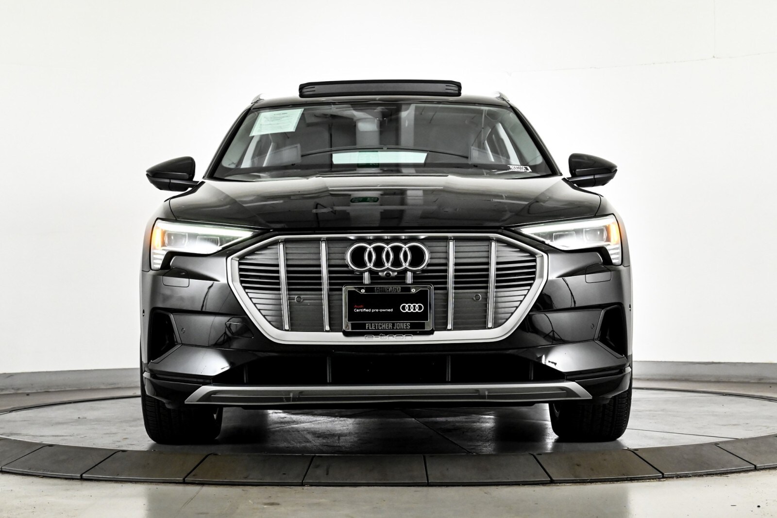 2022 Audi e-tron Premium Plus photo 2