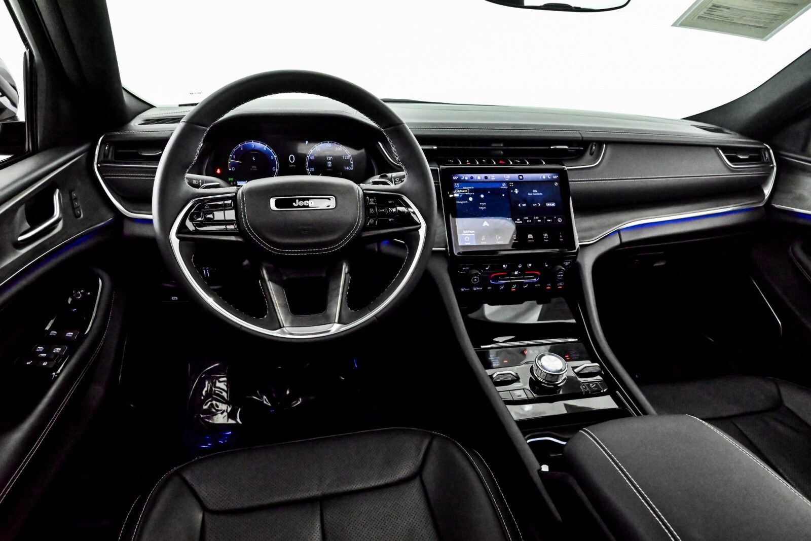 2024 Jeep Grand Cherokee Overland photo 2