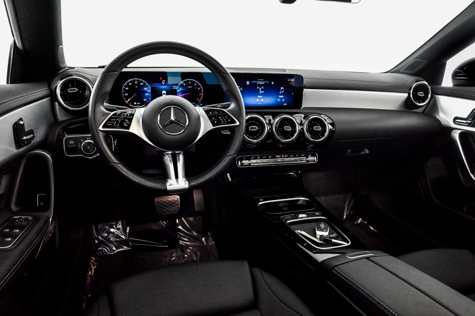 2025 Mercedes Benz CLA 250 4MATIC photo 2
