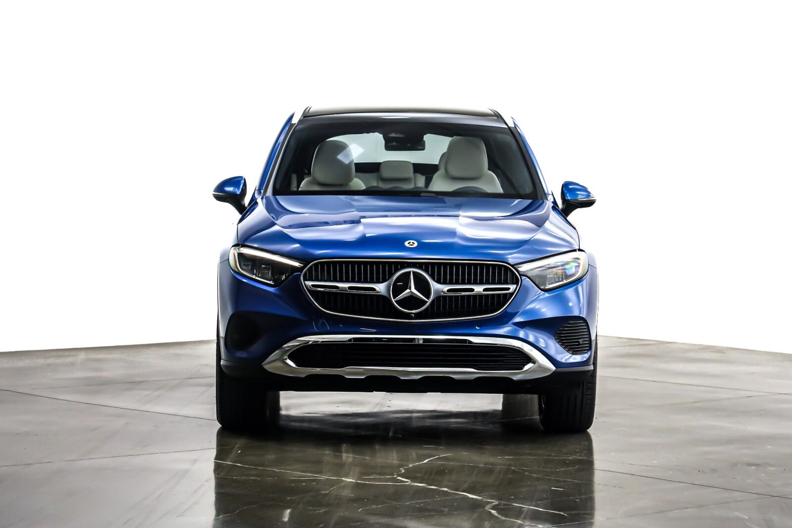 2025 Mercedes Benz GLC 300 photo 2