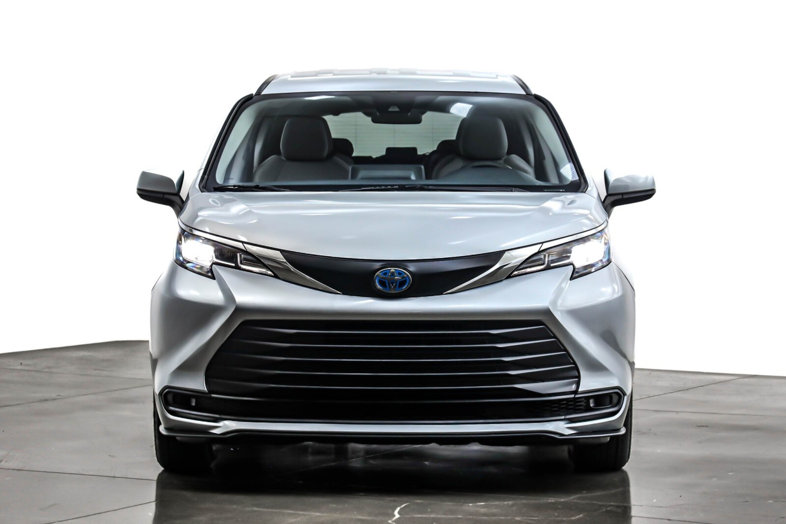 2021 Toyota Sienna LE photo 2