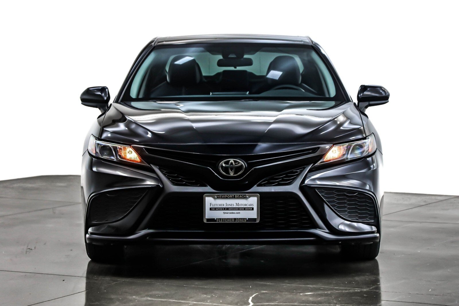 2021 Toyota Camry SE photo 2