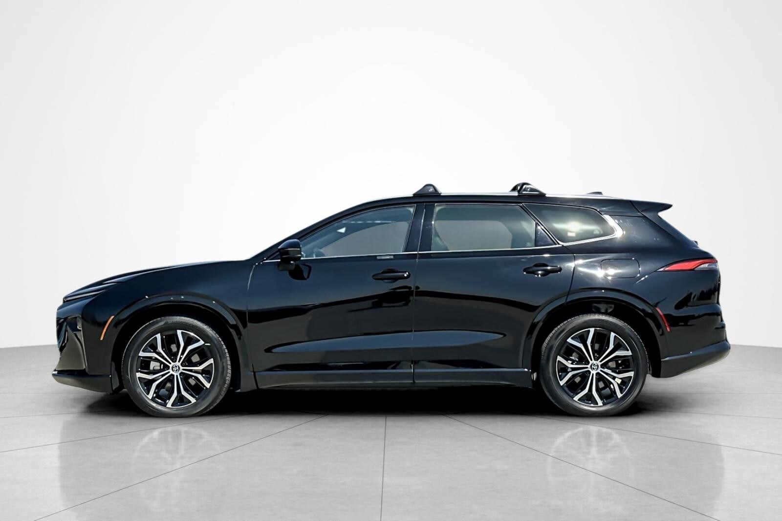 2025 Toyota Crown Signia XLE photo 2