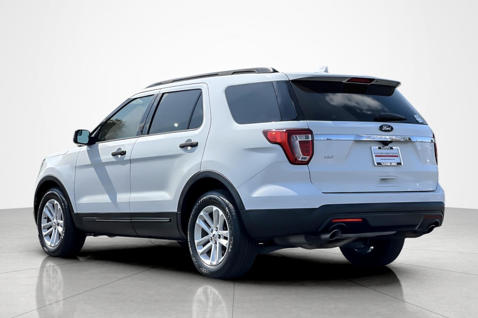 2016 Ford Explorer Base photo 3
