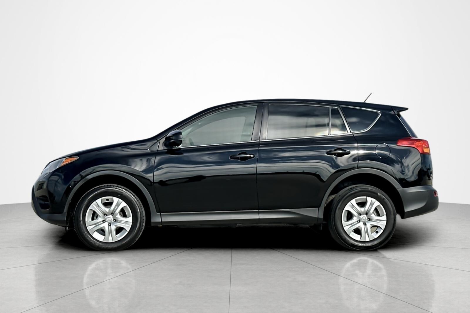 2014 Toyota RAV4 LE photo 2
