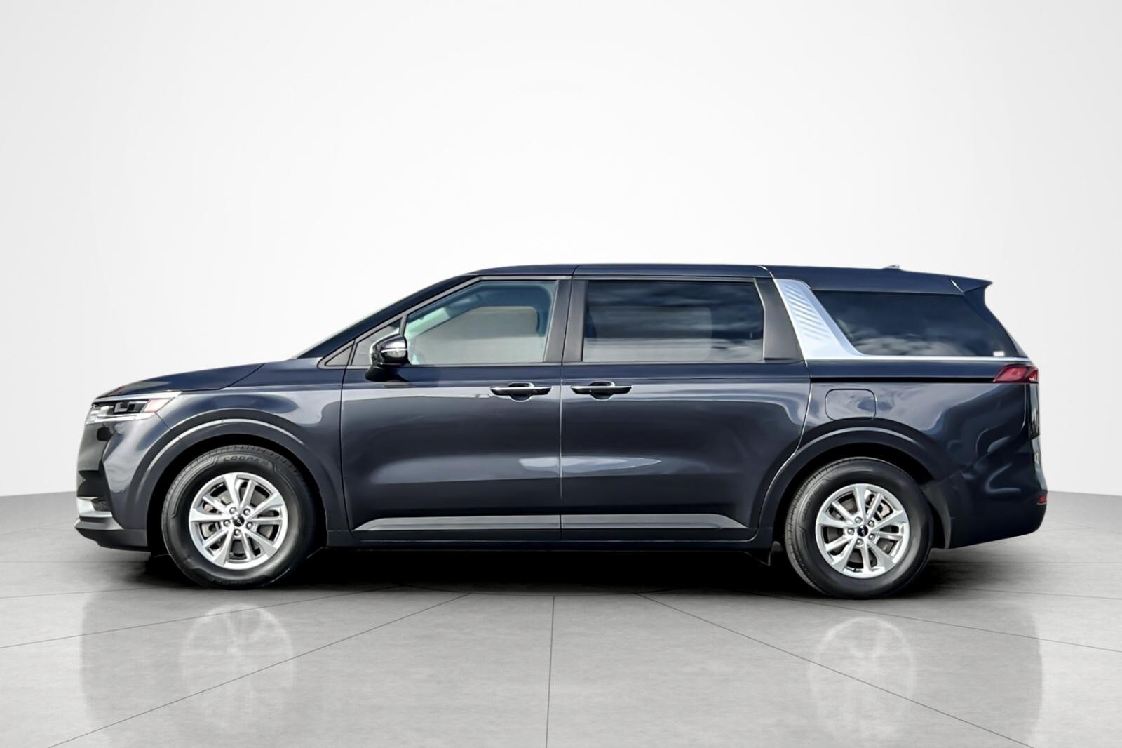 2022 Kia Carnival LX photo 2