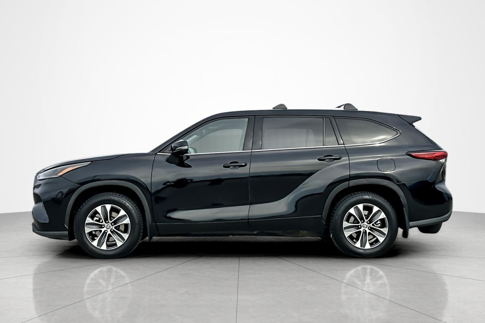2022 Toyota Highlander XLE photo 2