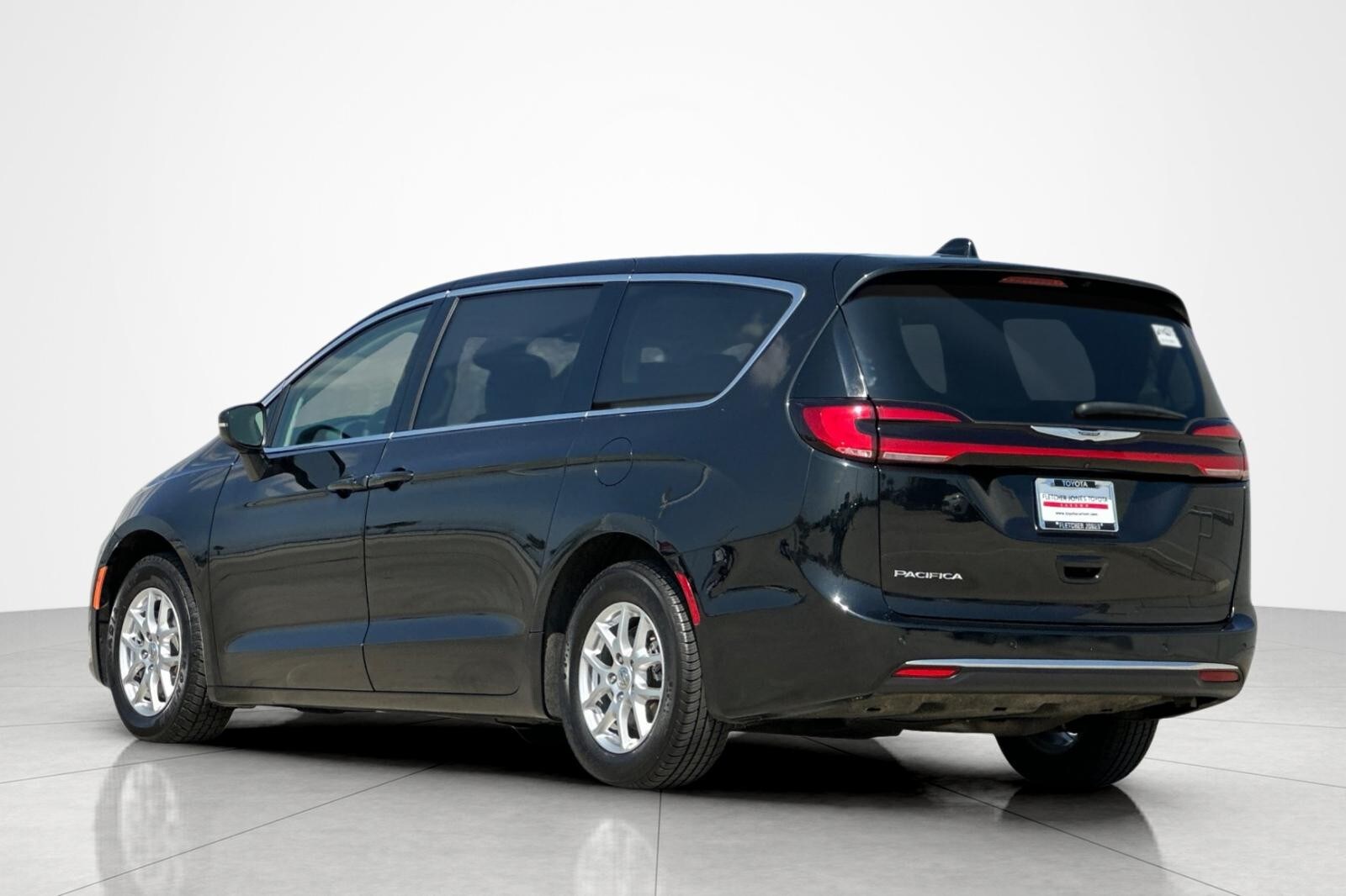2023 Chrysler Pacifica Touring L photo 3