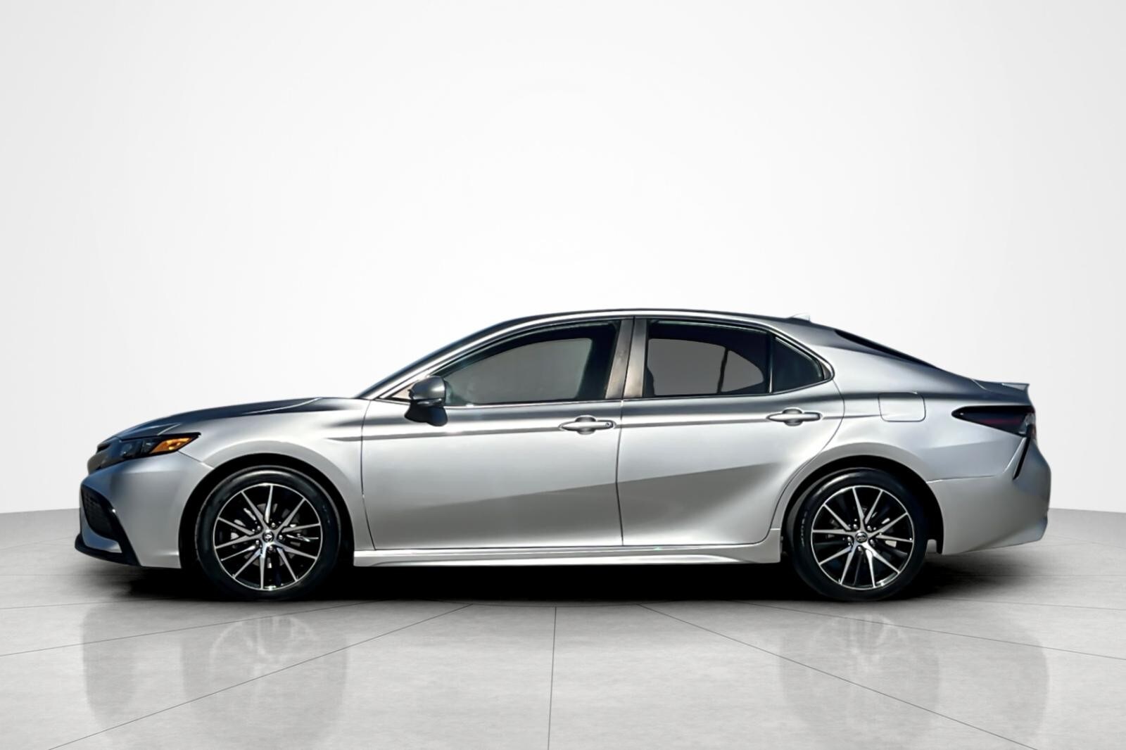 2022 Toyota Camry SE photo 2
