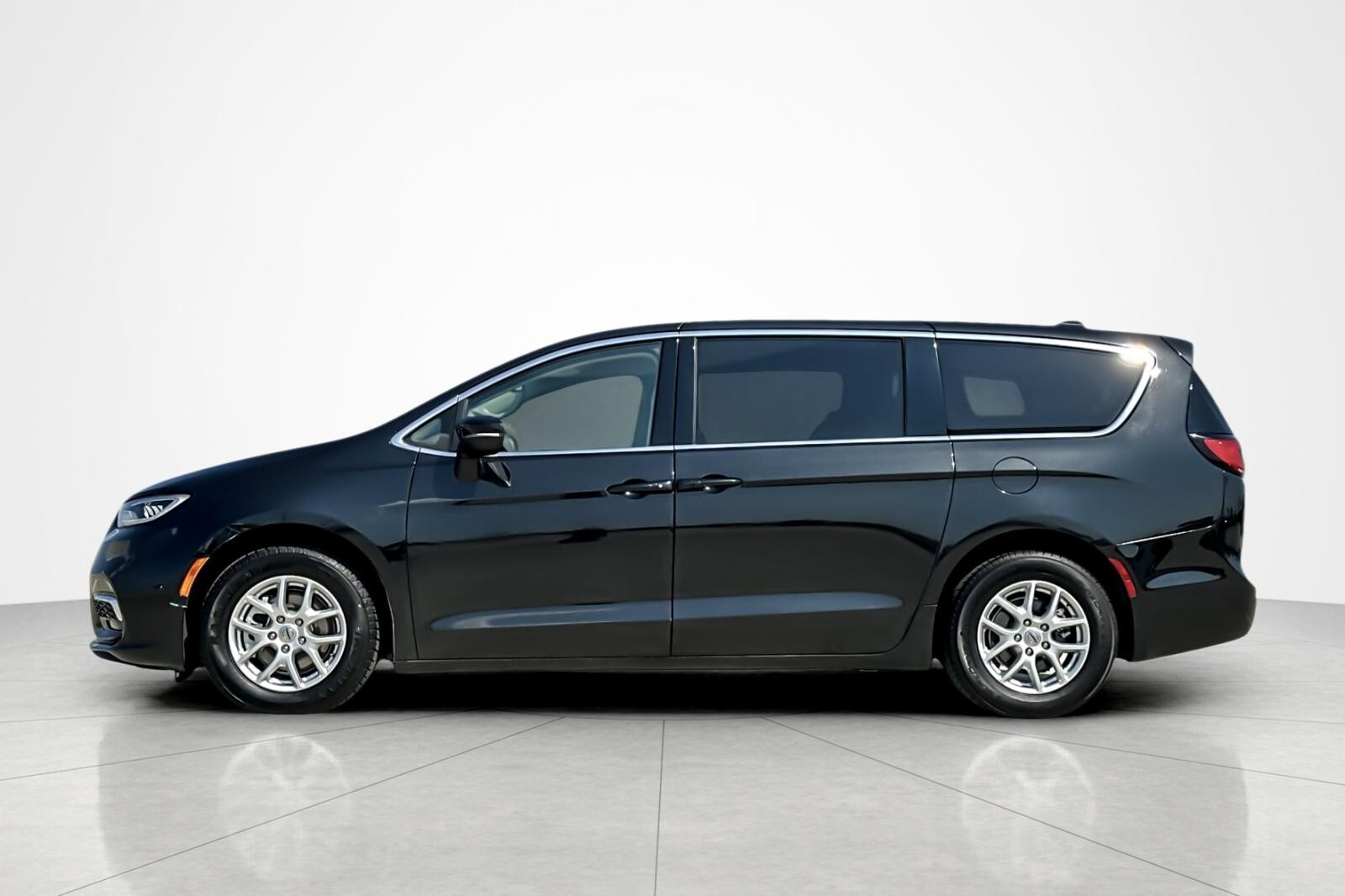 2023 Chrysler Pacifica Touring L photo 2