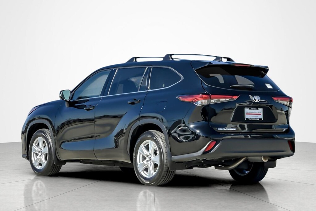Used 2022 Toyota Highlander LE SUV
