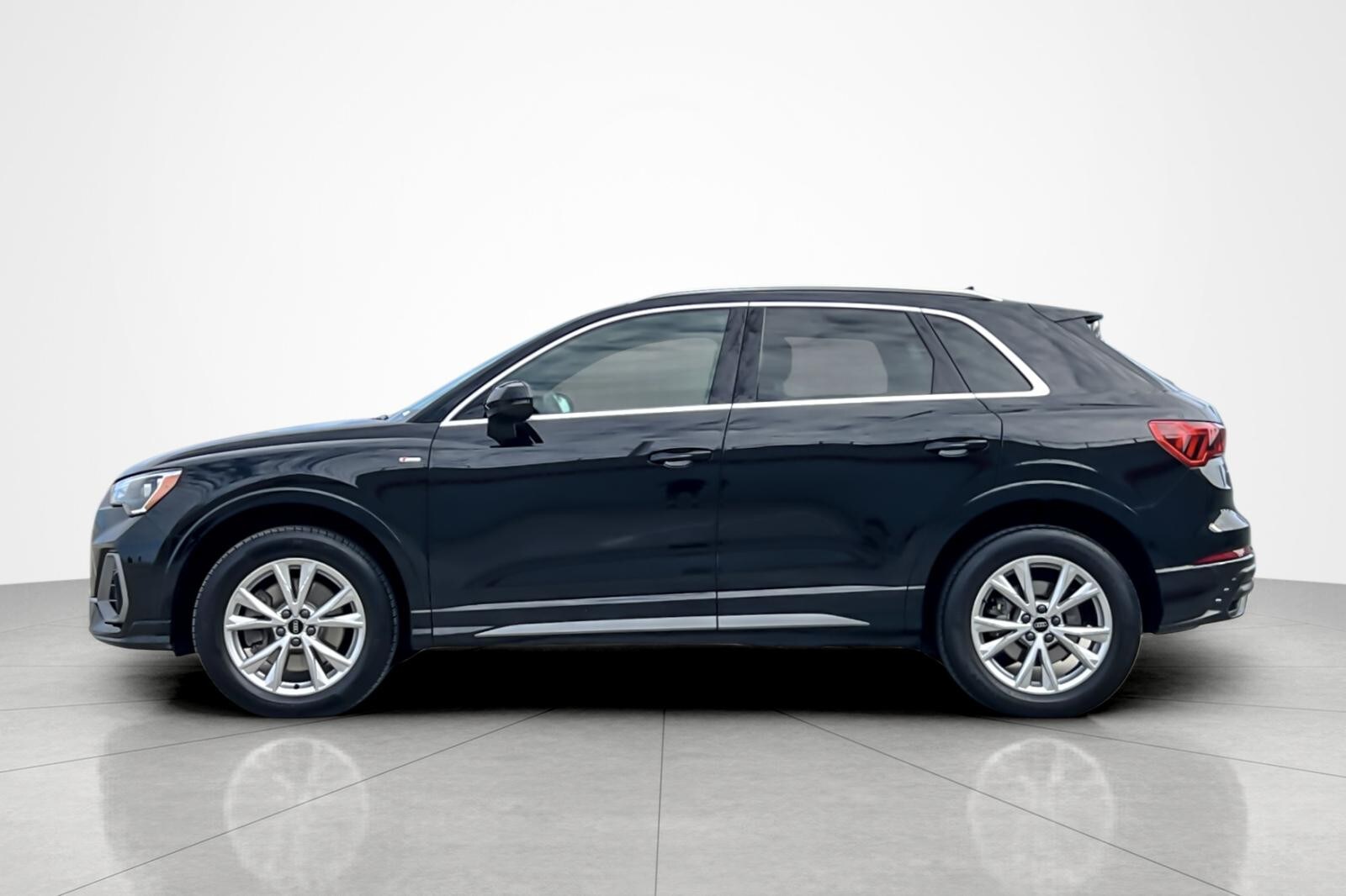 2022 Audi Q3 S line Premium photo 2