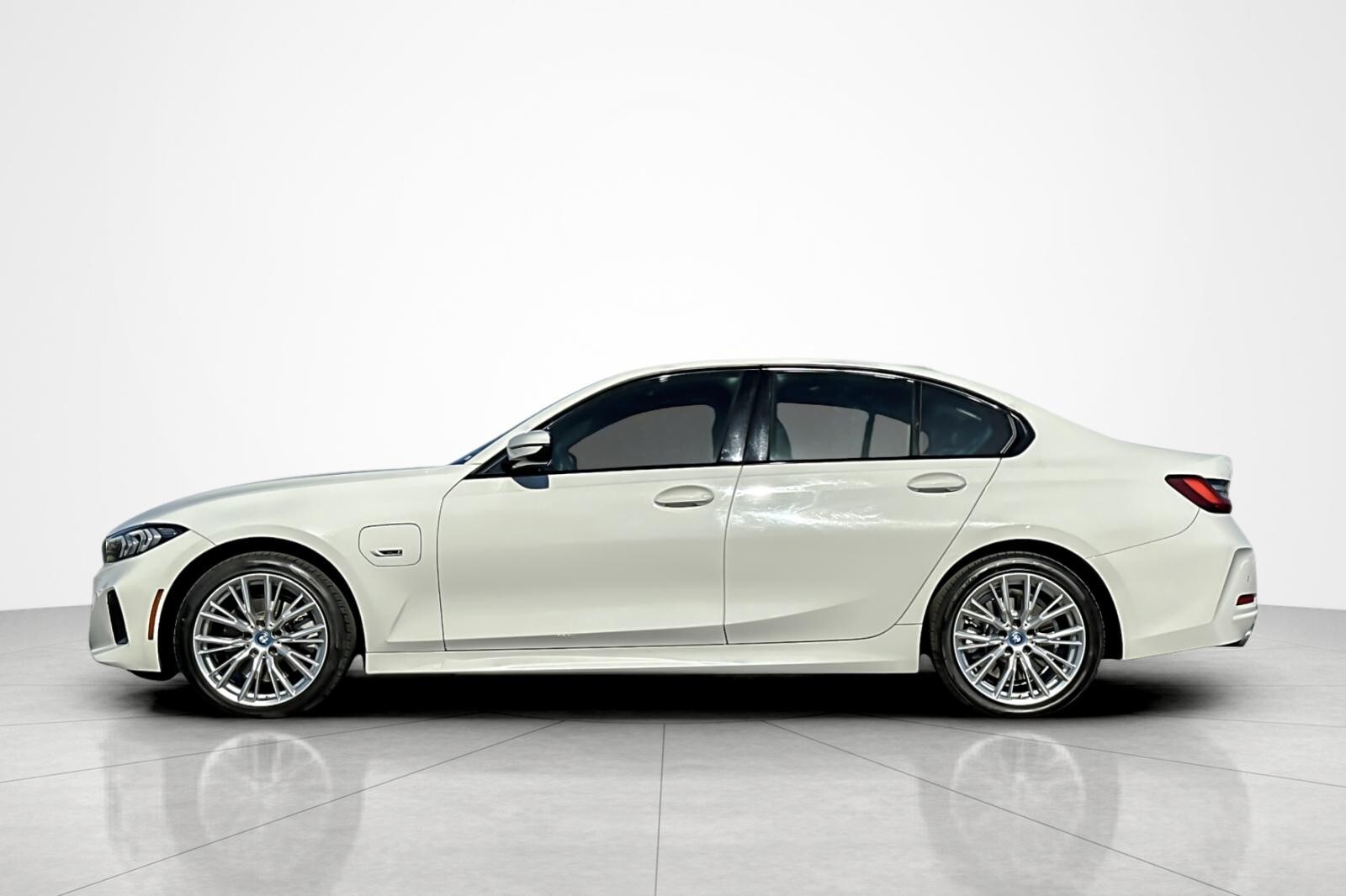 2023 Bmw 330e photo 2
