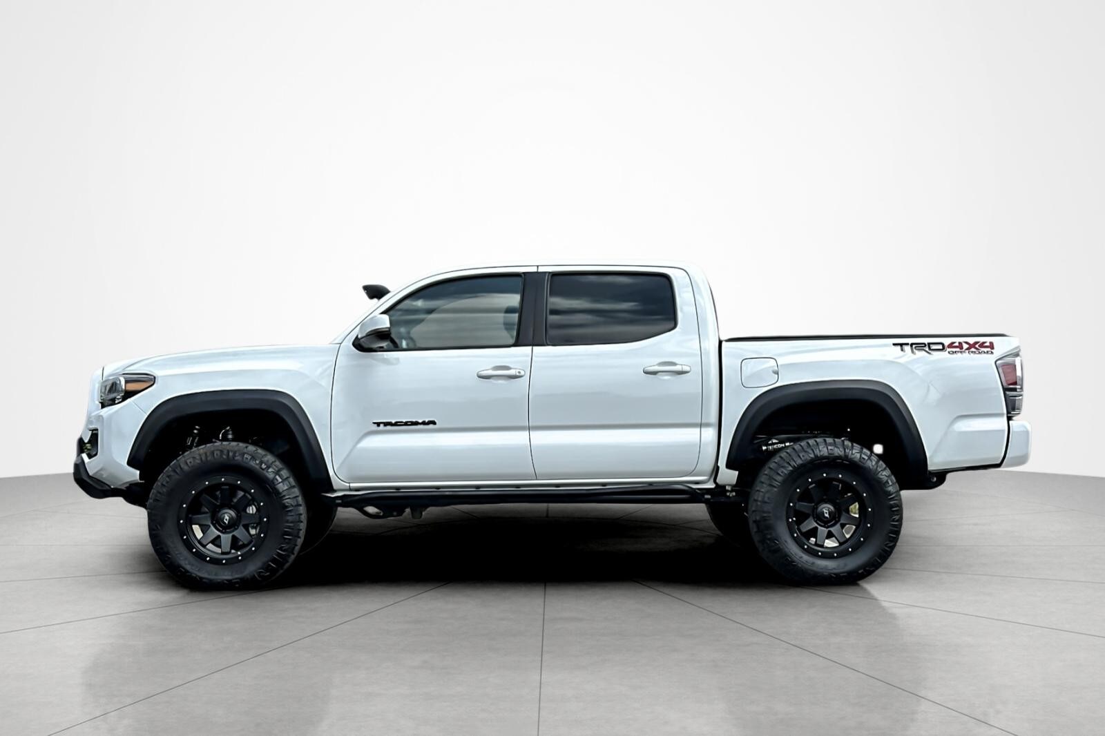 2020 Toyota Tacoma TRD photo 2