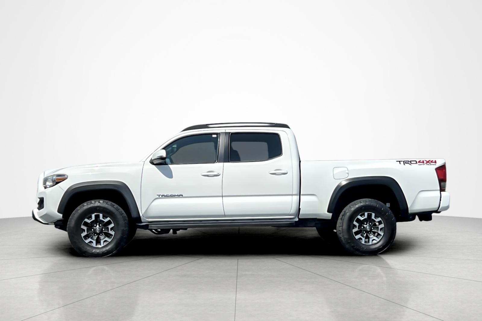 2017 Toyota Tacoma TRD SR5 photo 2