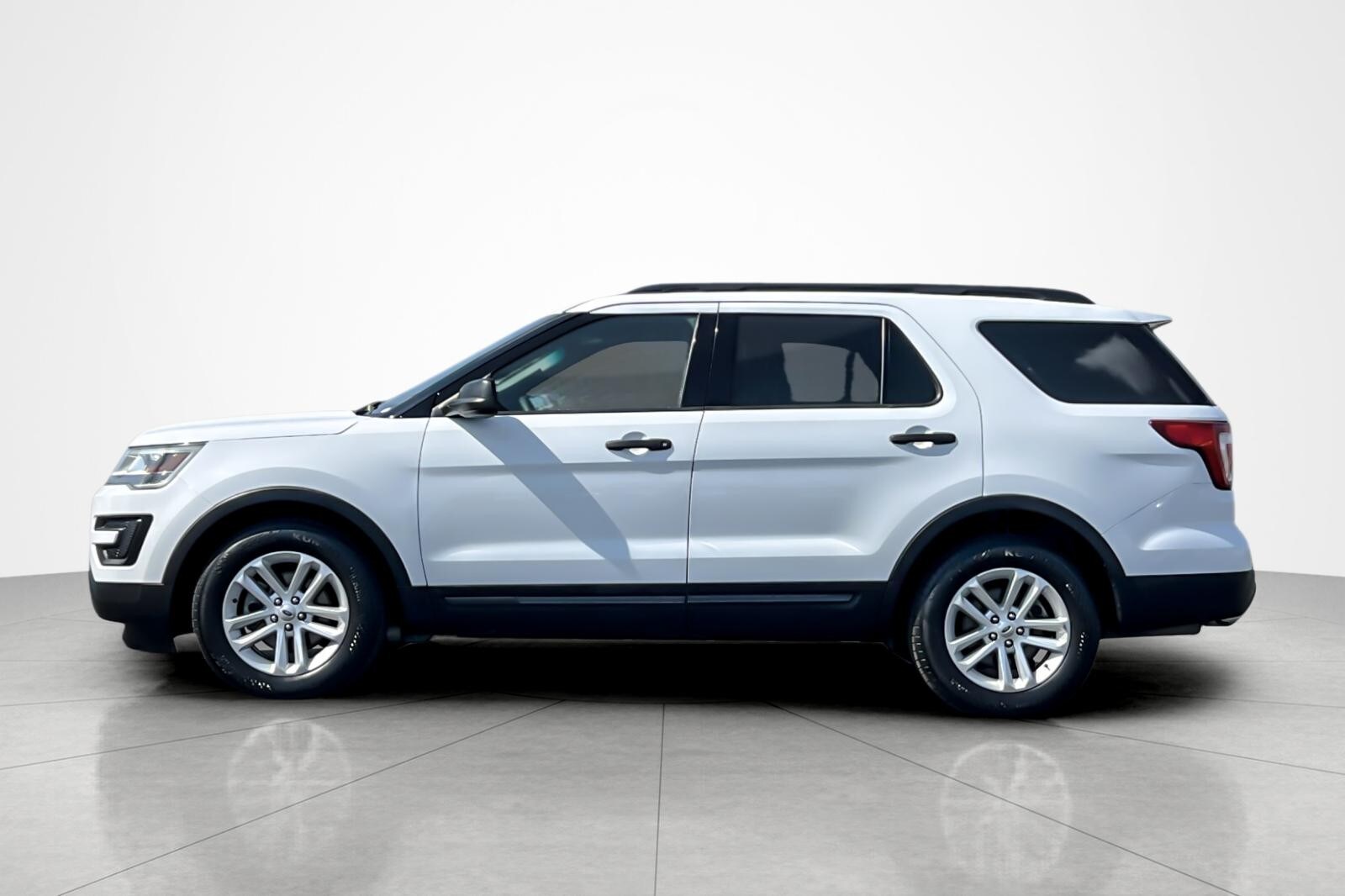 2016 Ford Explorer Base photo 2