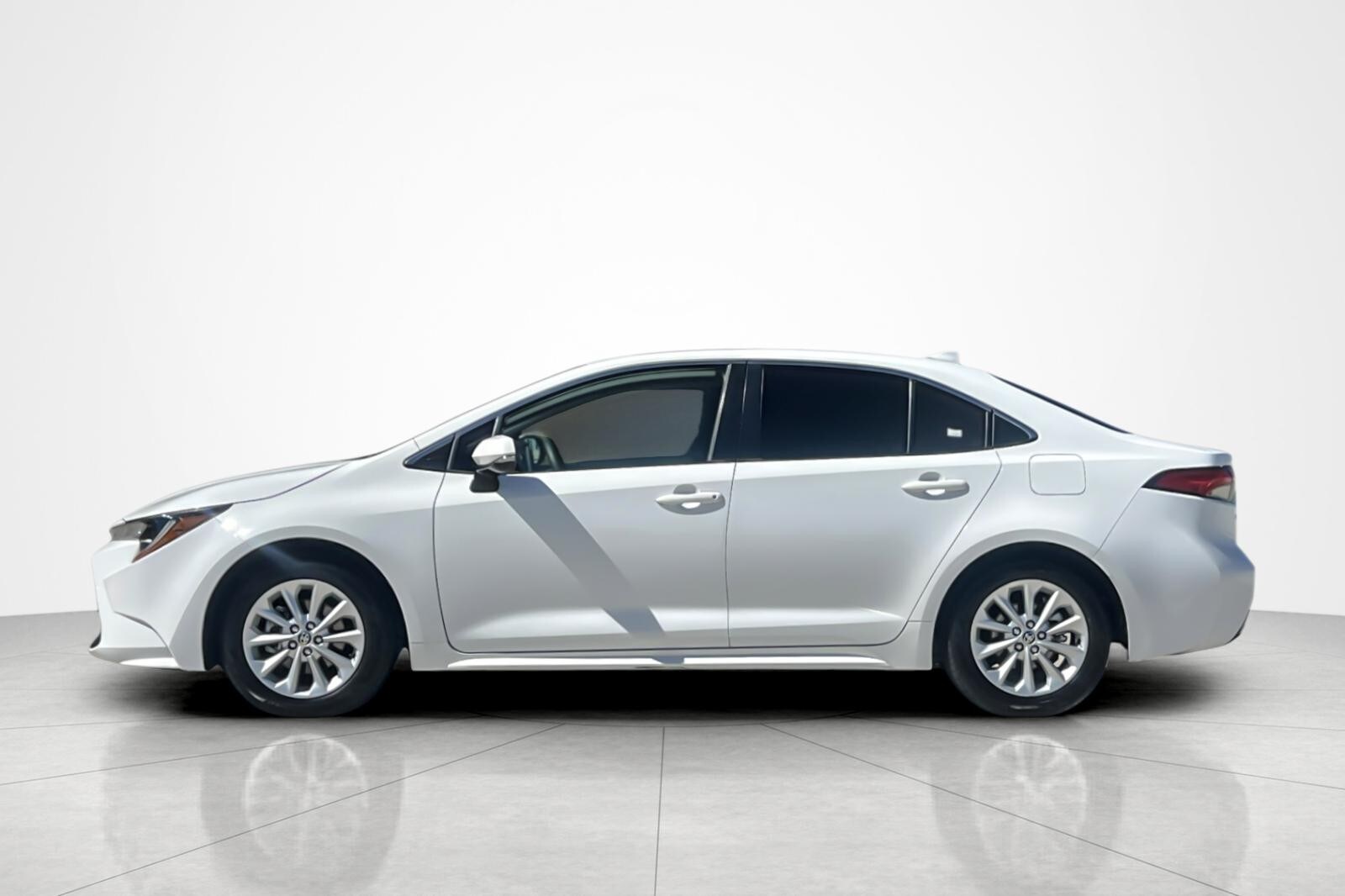 2022 Toyota Corolla XLE photo 2