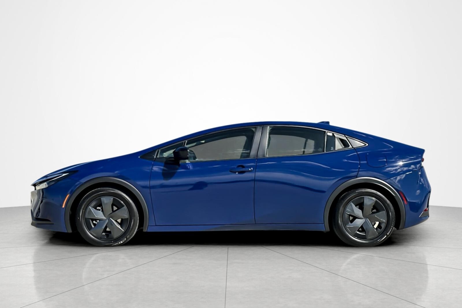 2024 Toyota Prius LE photo 2