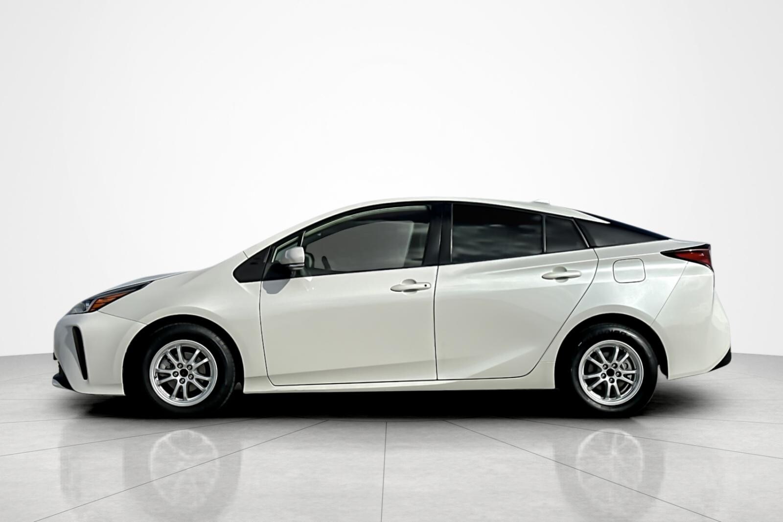 2019 Toyota Prius L Eco photo 2