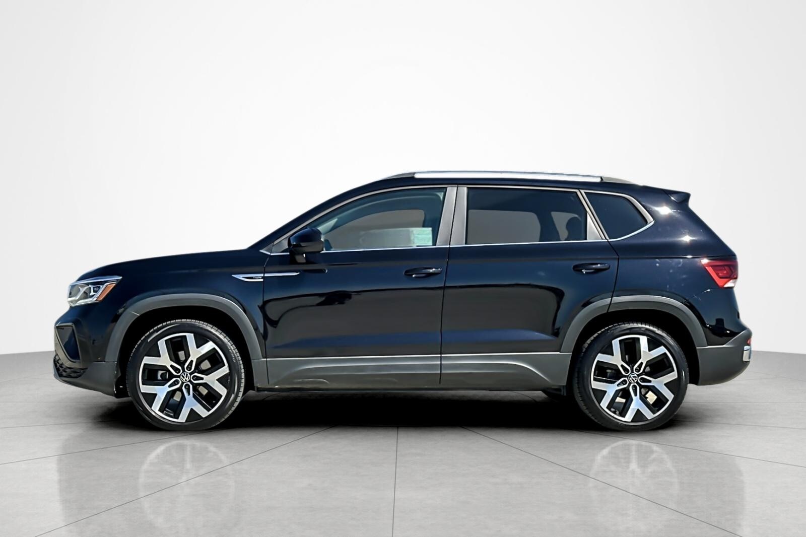 2022 Volkswagen Taos SEL photo 2