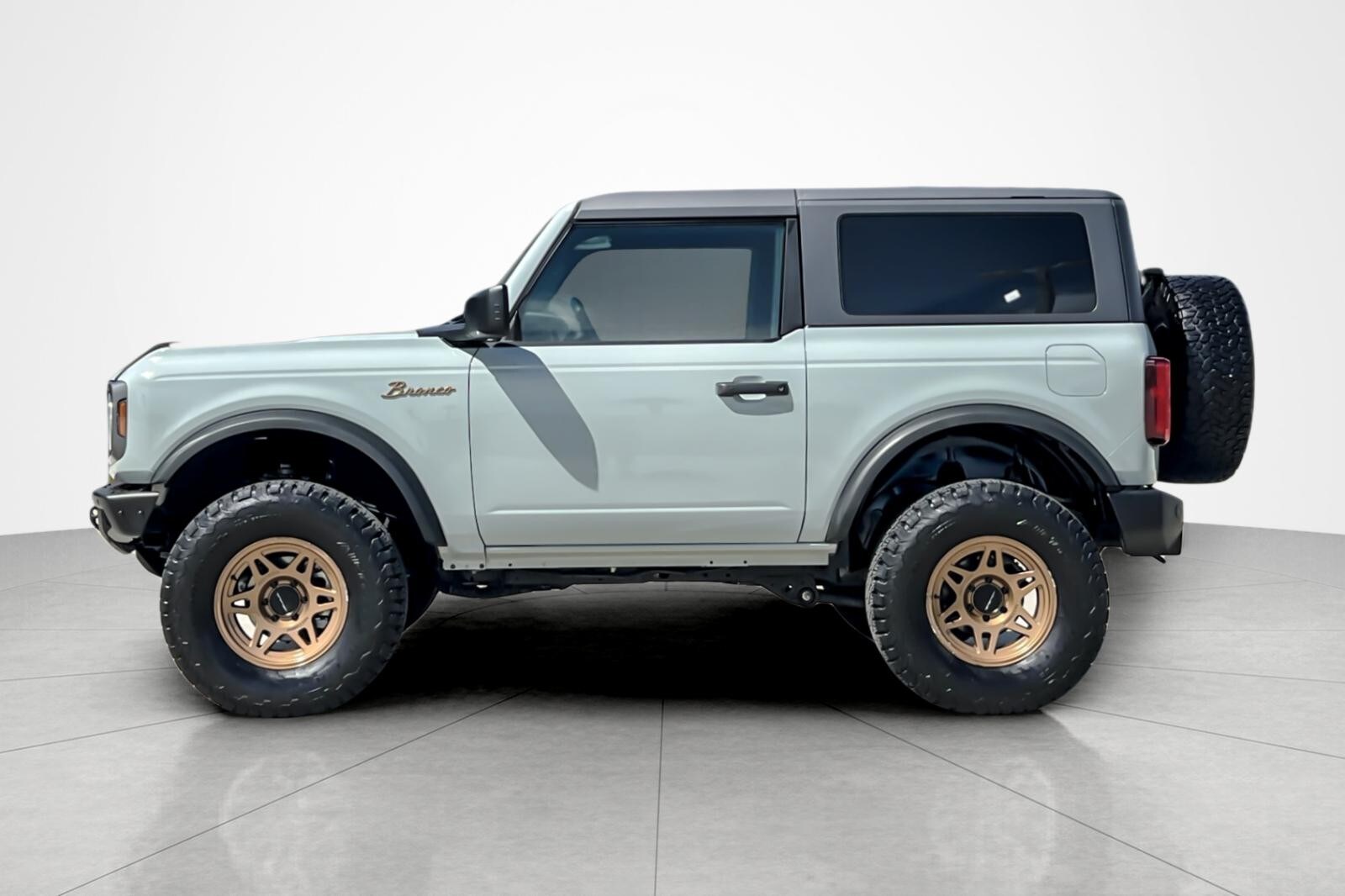 2022 Ford Bronco Base photo 2