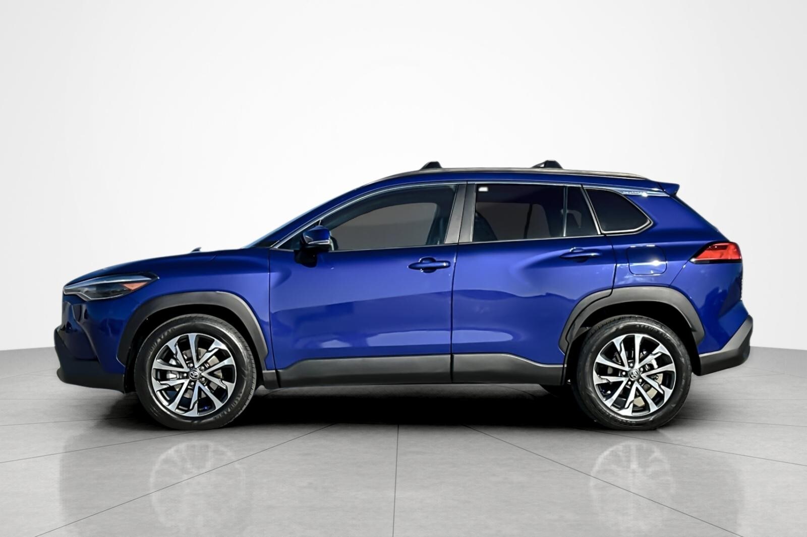 2023 Toyota Corolla Cross XLE photo 2