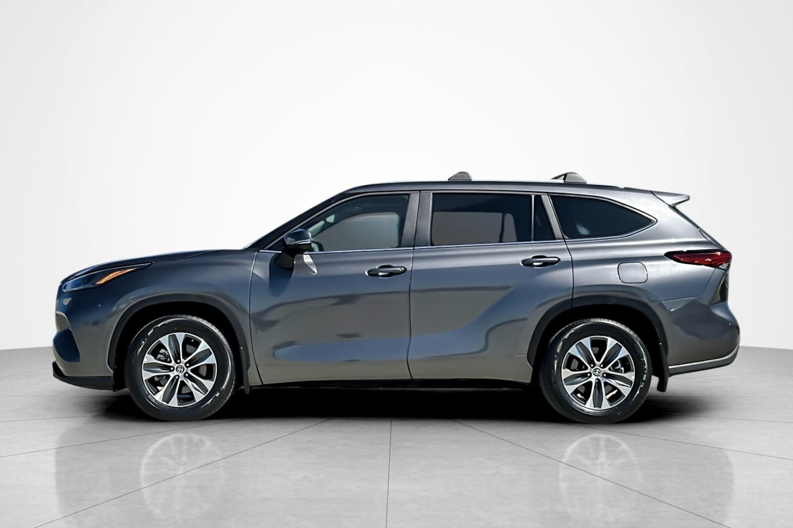 2023 Toyota Highlander XLE photo 2
