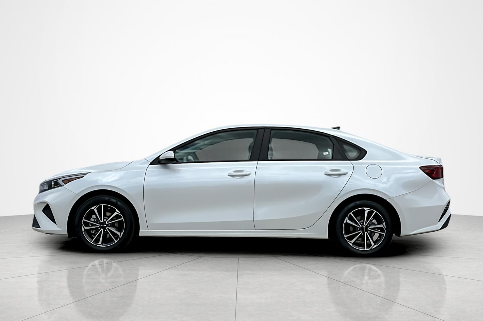 2023 Kia Forte LXS photo 2