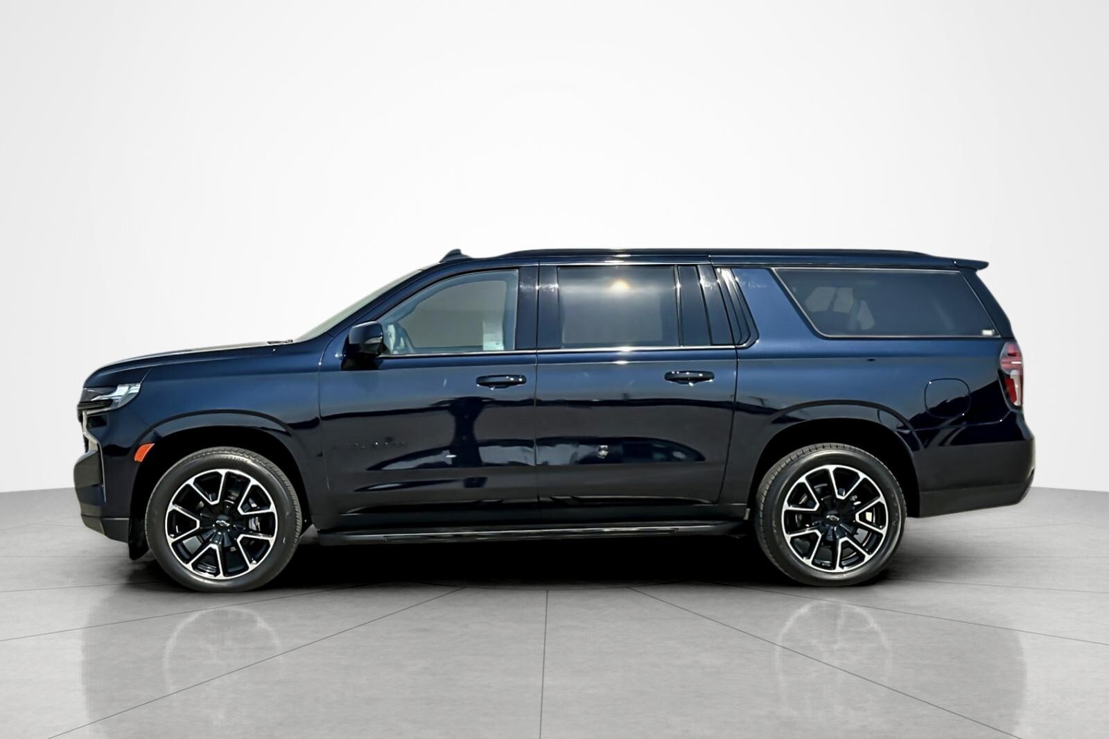 2023 Chevrolet Suburban RST photo 2