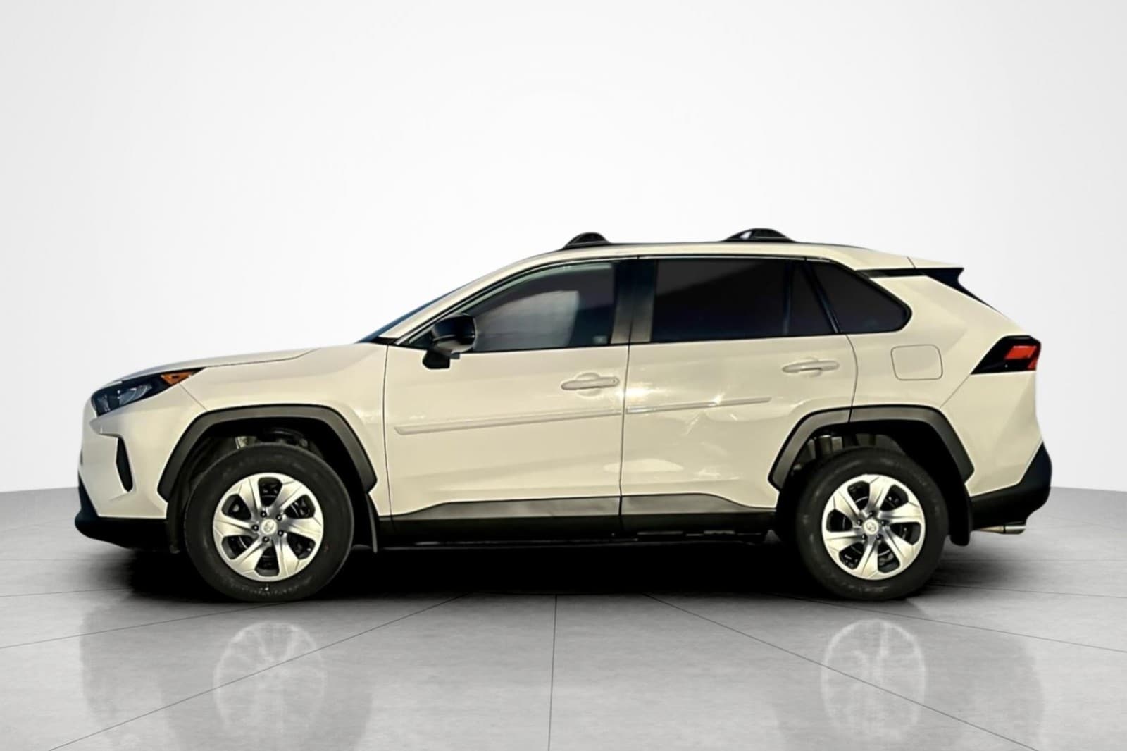 2021 Toyota RAV4 LE photo 2