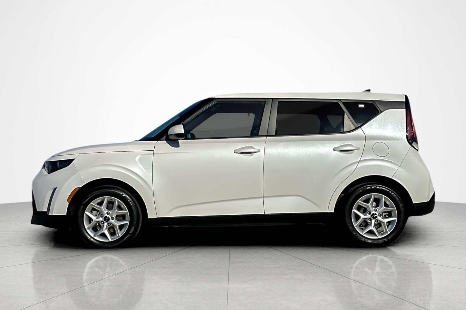 2023 Kia Soul LX photo 2