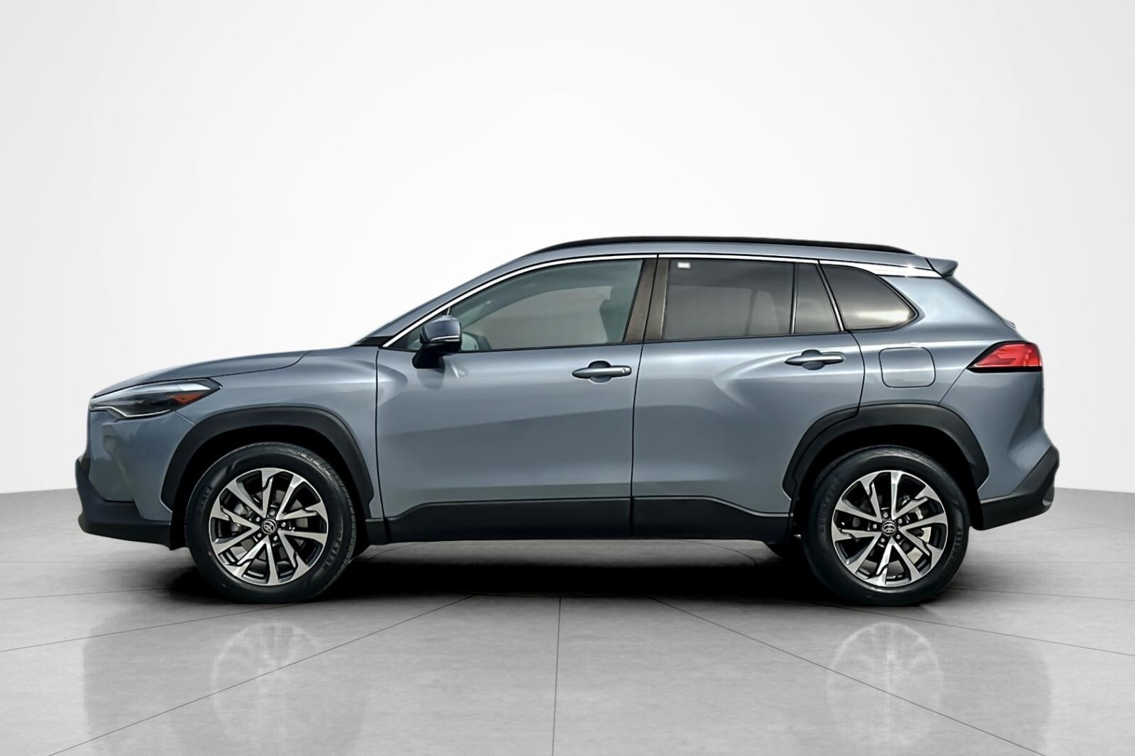 2023 Toyota Corolla Cross XLE photo 2