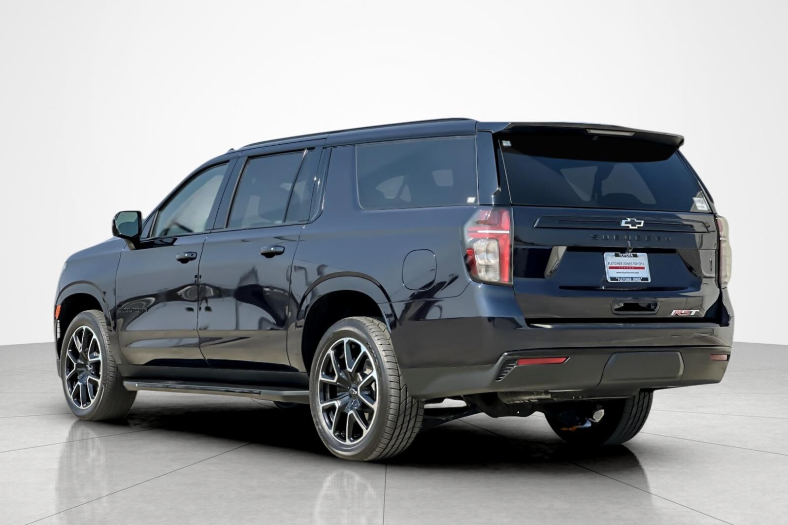 2023 Chevrolet Suburban RST photo 3