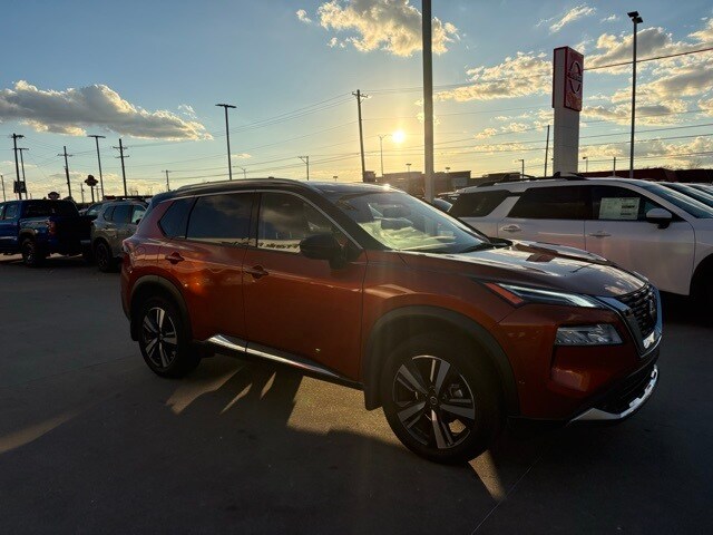 2021 Nissan Rogue Platinum photo 2