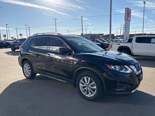 2017 Nissan Rogue SV photo 2