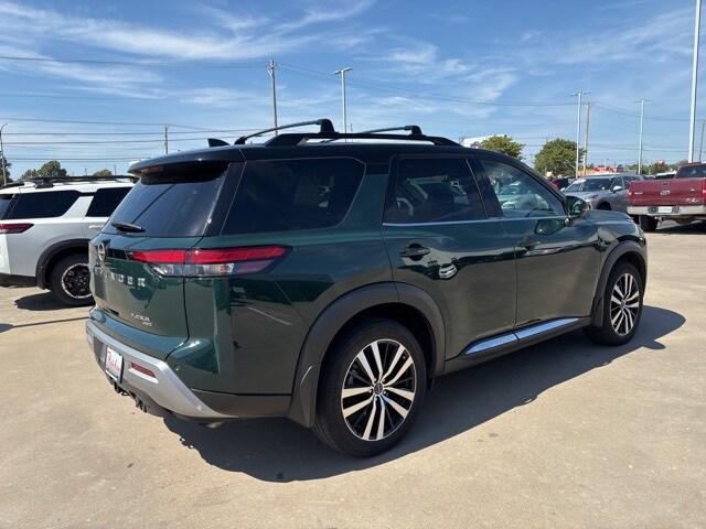 2024 Nissan Pathfinder Platinum photo 3