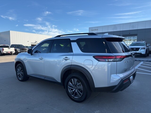 2023 Nissan Pathfinder SV photo 3