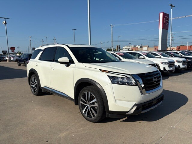2024 Nissan Pathfinder Platinum photo 2