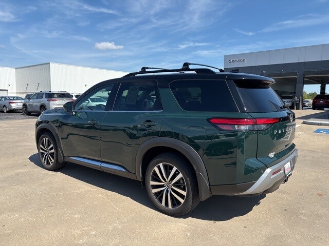 2024 Nissan Pathfinder Platinum photo 4