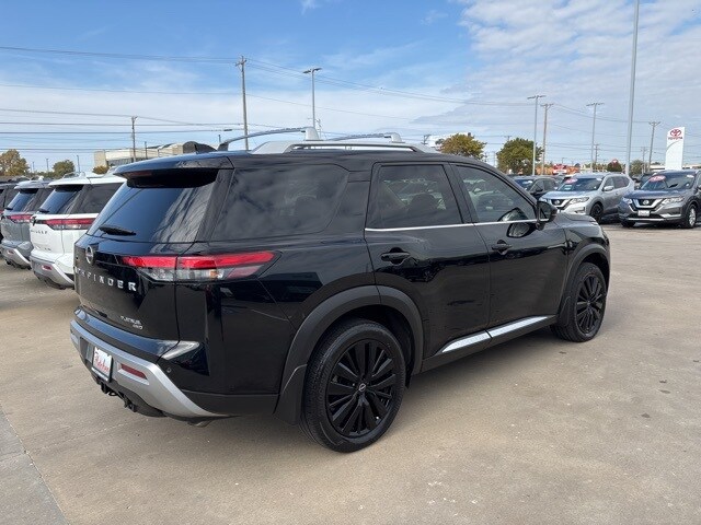 2024 Nissan Pathfinder Platinum photo 2