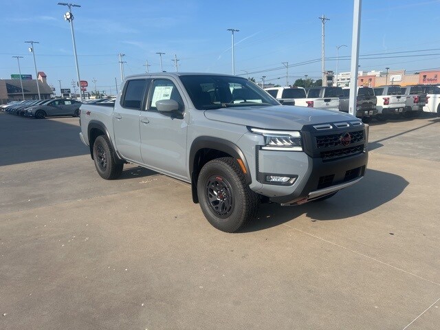 2025 Nissan Frontier PRO-4X photo 3
